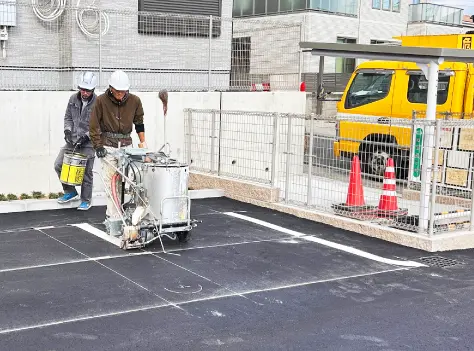 駐車場内の白線塗り替え作業の様子