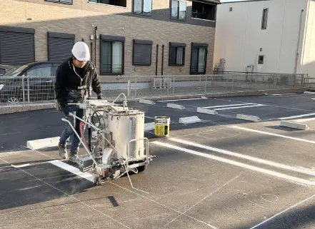道路区画線の作業の様子